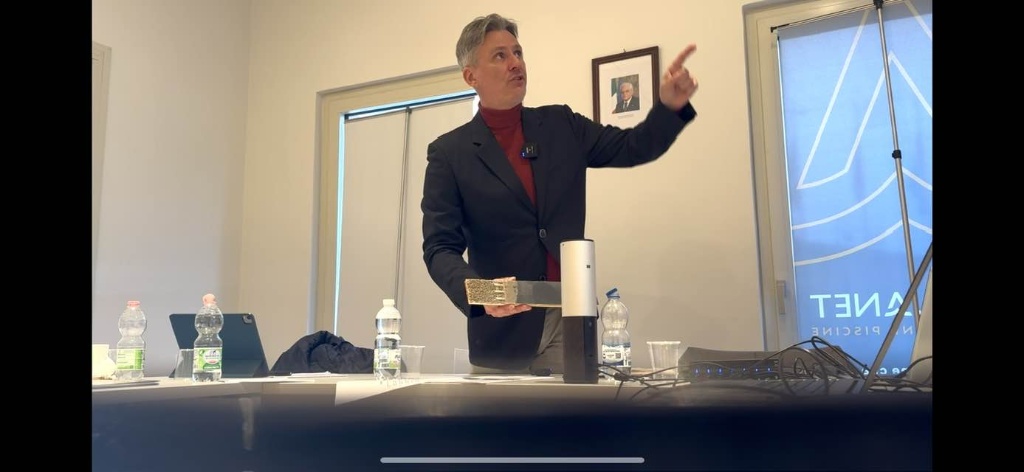 Alessandro Nallio durante una presentazione tecnica, con campione di materiale in mano