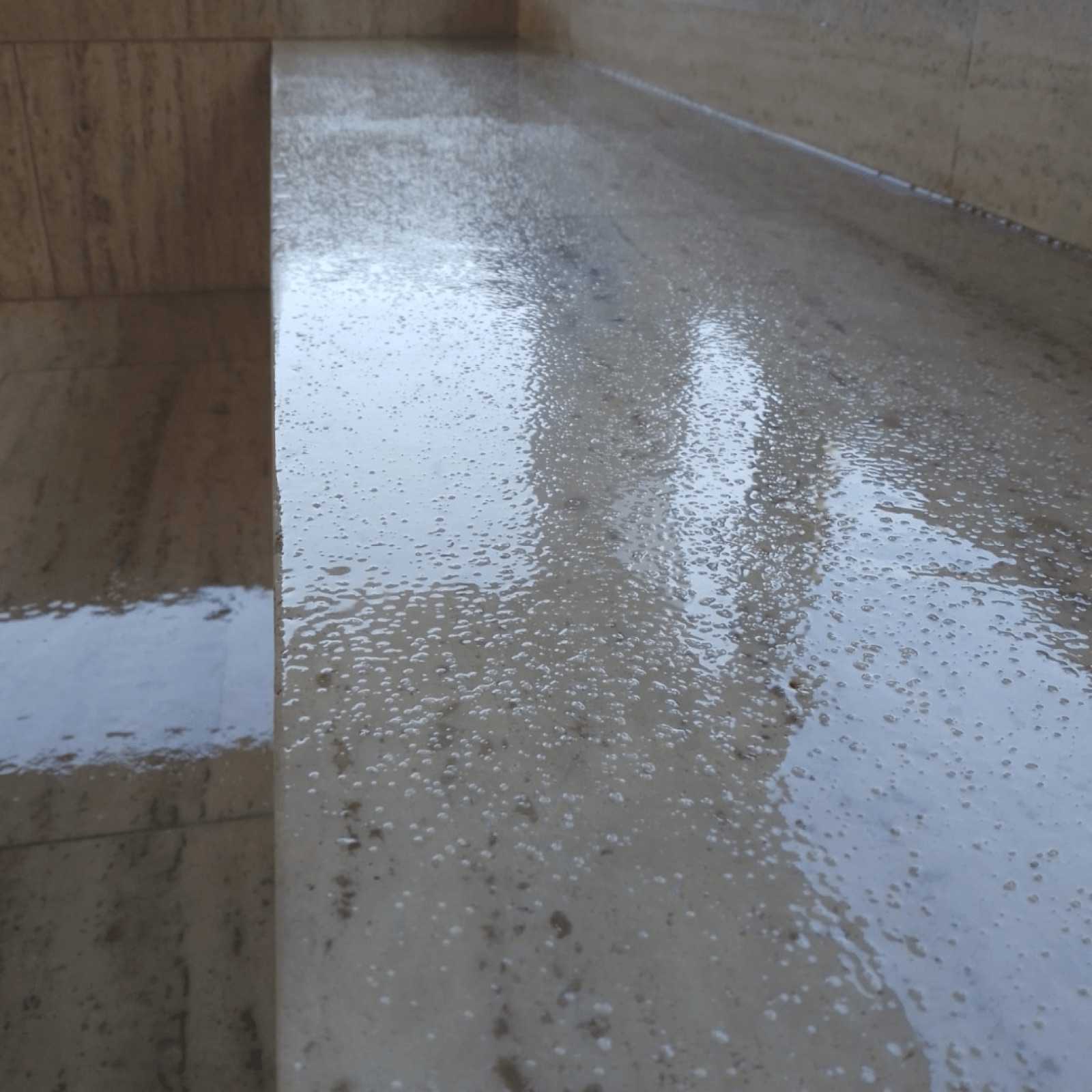 Dettaglio di resina trasparente su pietra, con riflessi